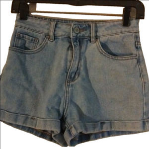 Pacsun mom short  size 25 lighter wash shorts. Great style and fit! Summer!